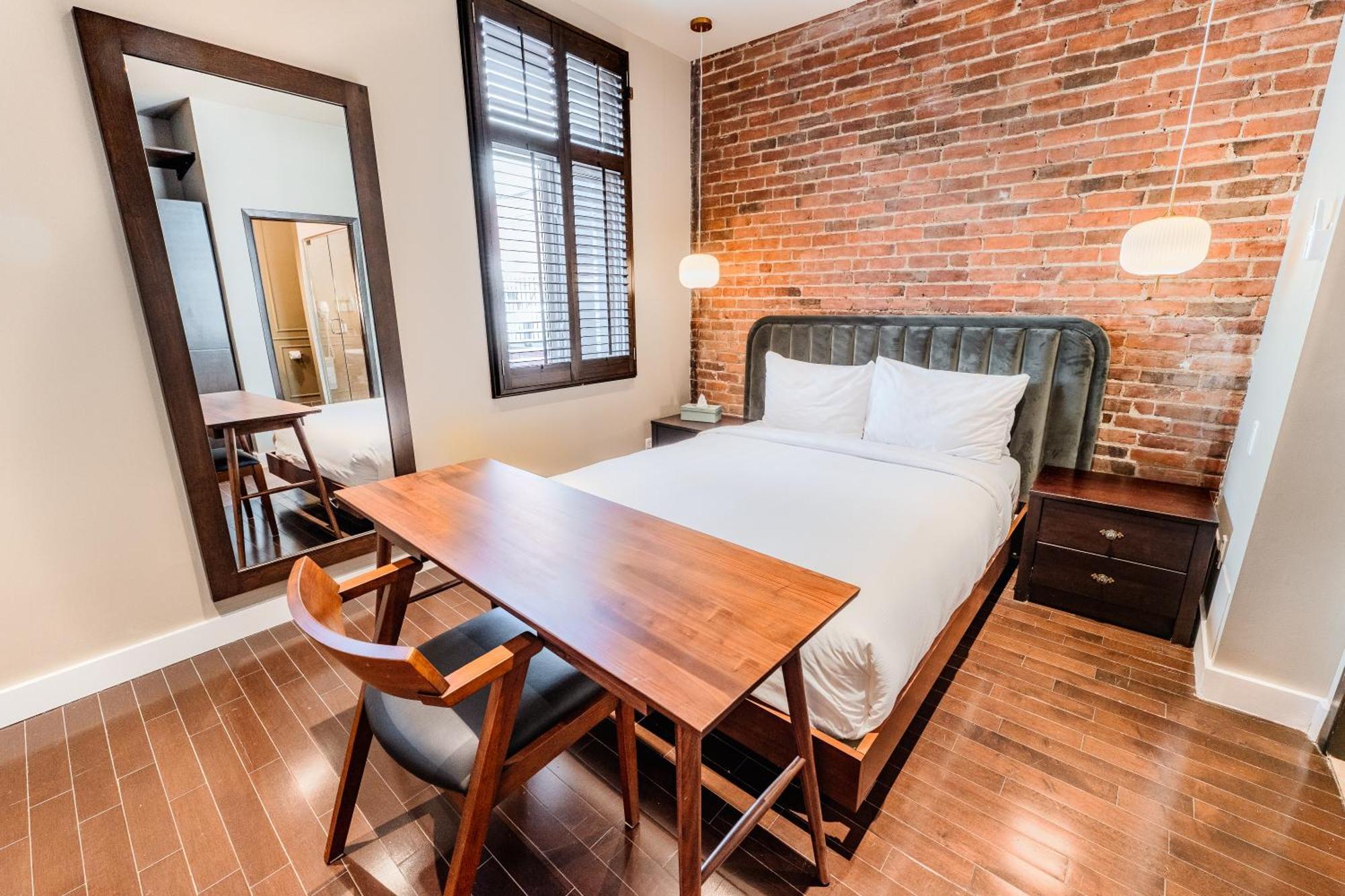 Self Check-In Boutique Hotel - Quartier Latin - Room 202 — Photos 2